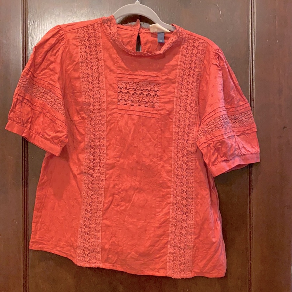 Universal Thread short sleeve Boho top with crochet design. Pale burgundy.